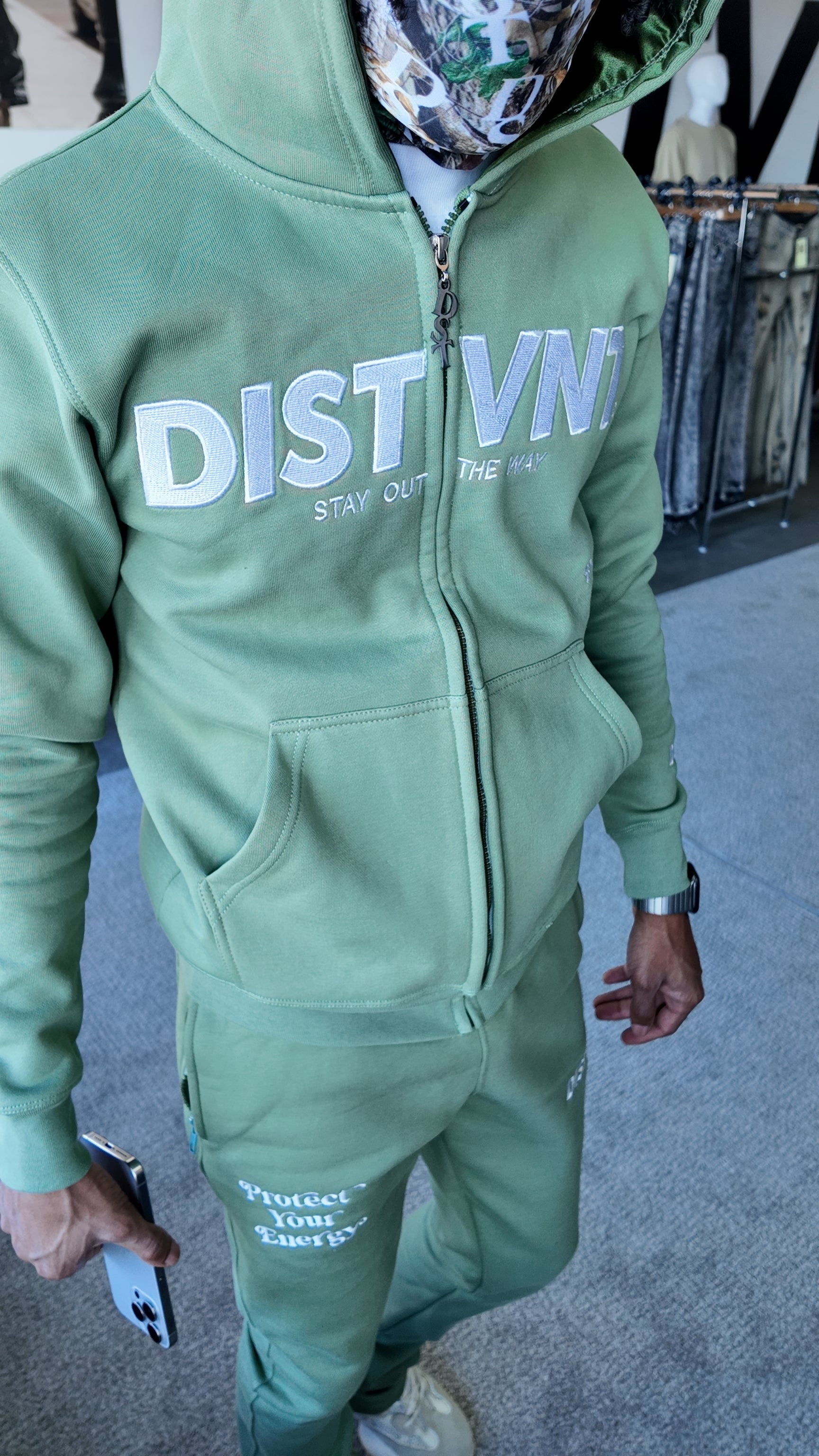 HOODIES & SWEATSHIRTS